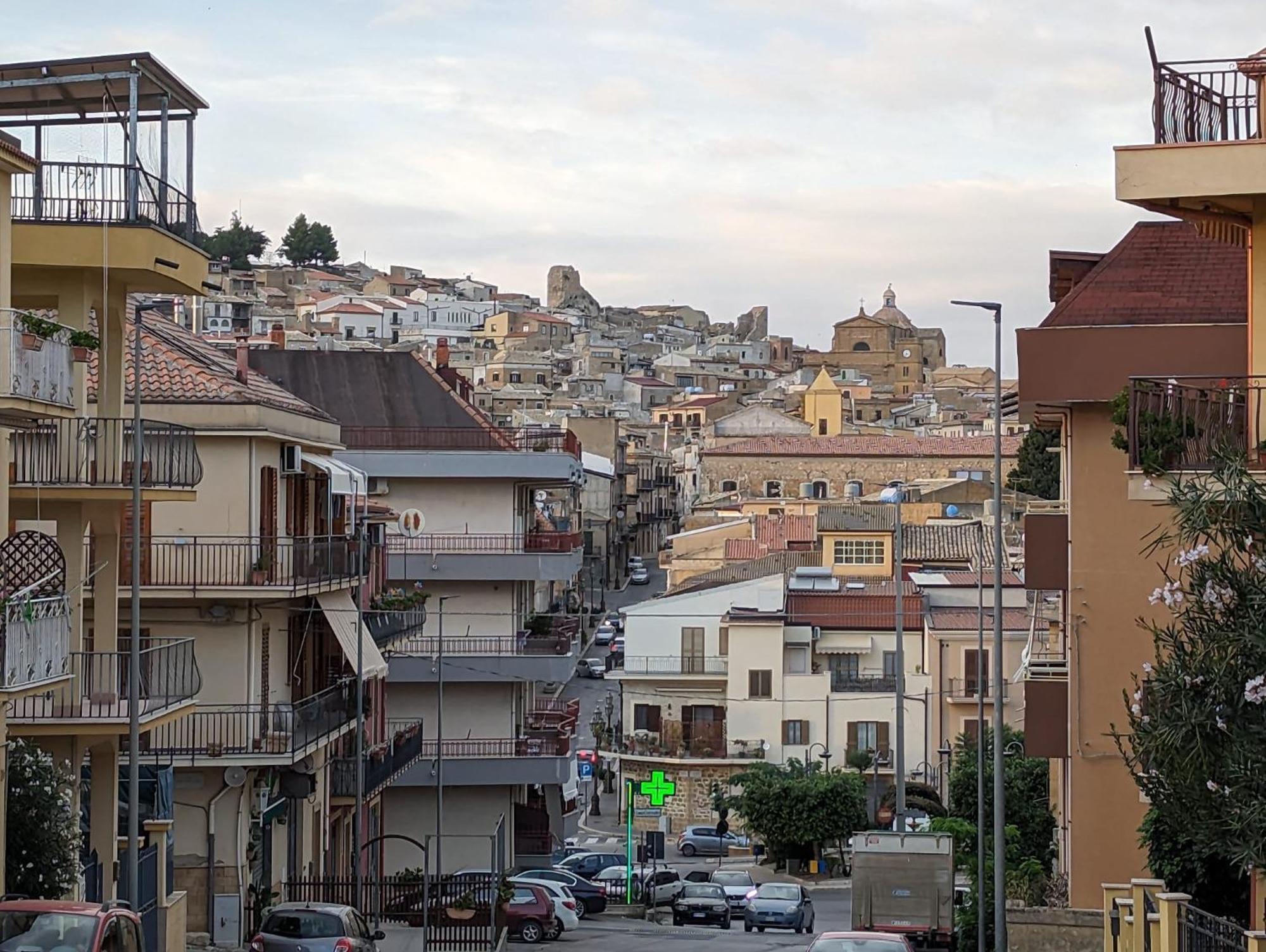 Appartamento "Rina Centro Sicilia" Pietraperzia Exteriör bild
